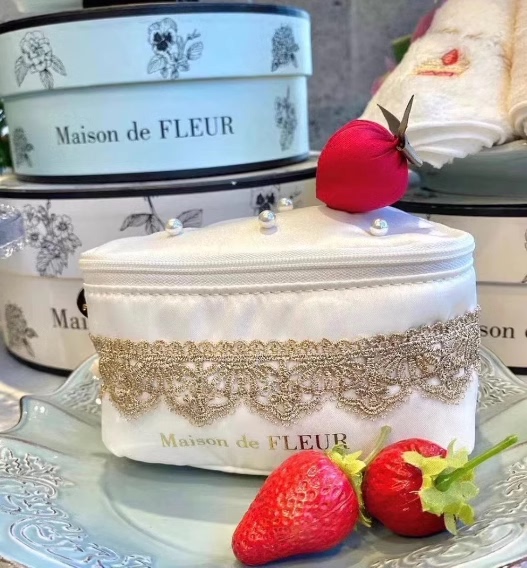 Japanese-Style Maison Pear Blossom Summer New Cute Rose Lace Strawberry Cake Hand-Held Makeup Storage Bag in Stock Japanese-Style Maison Pear Blossom Summer New Cute Rose Lace Strawberry Cake Hand-Held Makeup Storage Bag in Stock