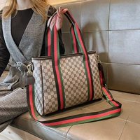 Версия с серой лентой и длинным ремнем через плечо.