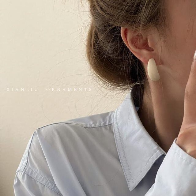 Temperament atmospheric wood earrings 2021 new trendy French retro cold wind ear pin earrings female