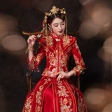 Пять -летний старый магазин пять цветов и кимоно, показывающие невесту невесты невесты невесты невесты невесты невесты, китайское свадебное платье, свадебное платье, поджарив свадебную девушку