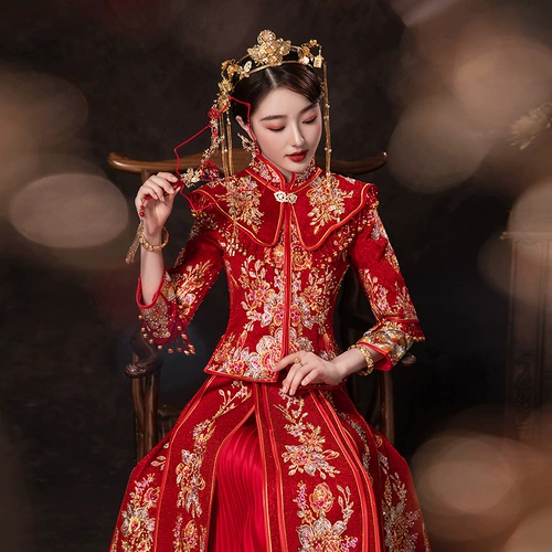 Пять -летний старый магазин пять цветов и кимоно, показывающие невесту невесты невесты невесты невесты невесты невесты, китайское свадебное платье, свадебное платье, поджарив свадебную девушку