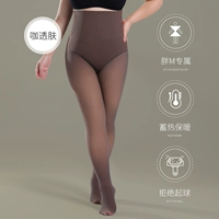 Стиль «голые ноги» — колготки [полупрозрачные], которые не выпадут из строя даже при приседании.