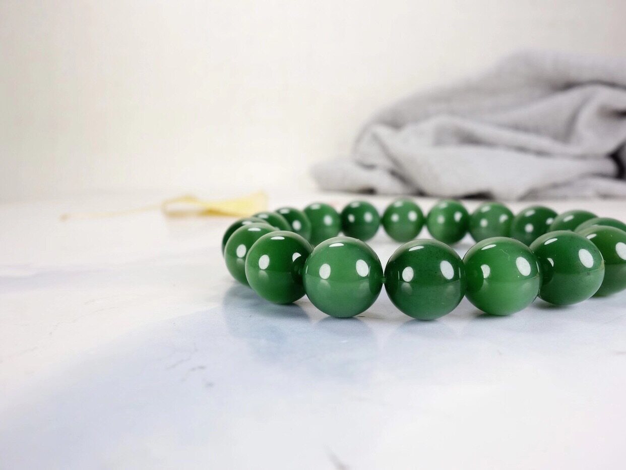 Natural Russian No. 7 old mine jasper spinach green men's and women's hand-carved jewelry with certificate oily and delicate