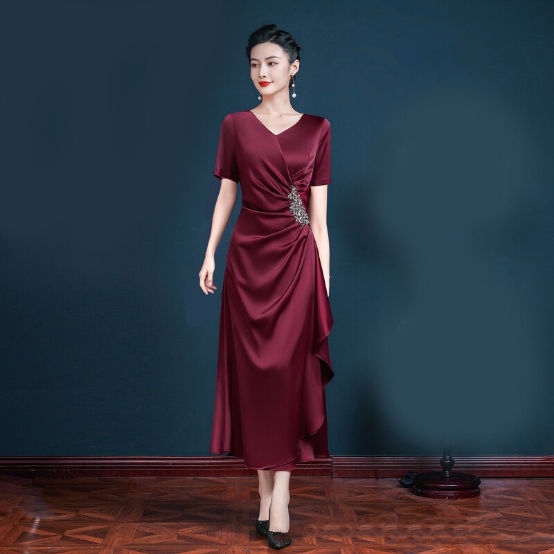 Elegant and Stylish Mother-Of-The-Bride Dress, Red Long Gown for Wedding Banquet, Suitable for Everyday Wear and Weddings
