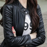 Короткая осенняя полиуретановая куртка, по фигуре, облегающий крой, высокая талия