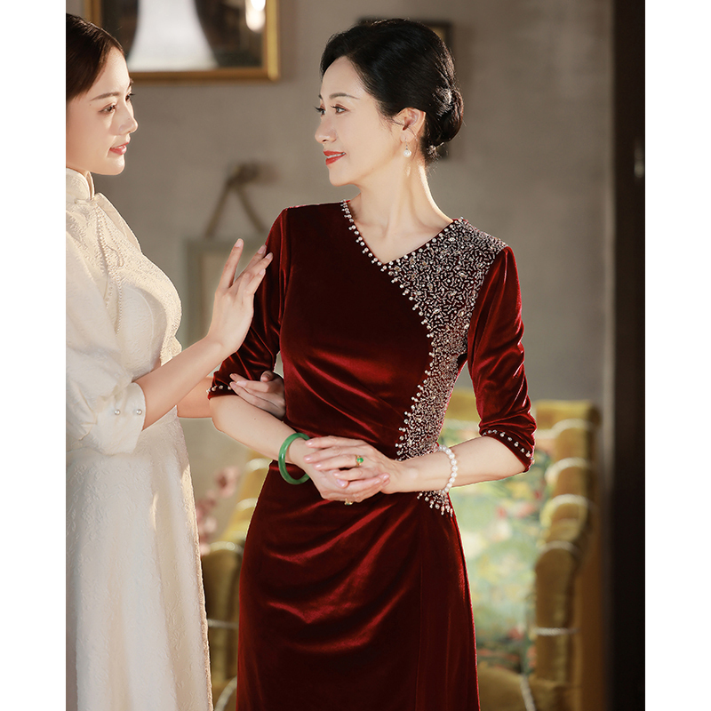 Red Velvet Mother-Of-The-Bride Evening Dress, High-End and Elegant, Suitable for the Mother of the Bride, Wedding Attire, Noble and Youthful Red Velvet Mother-Of-The-Bride Evening Dress, High-End and Elegant, Suitable for the Mother of the Bride, Wedding Attire, Noble and Youthful