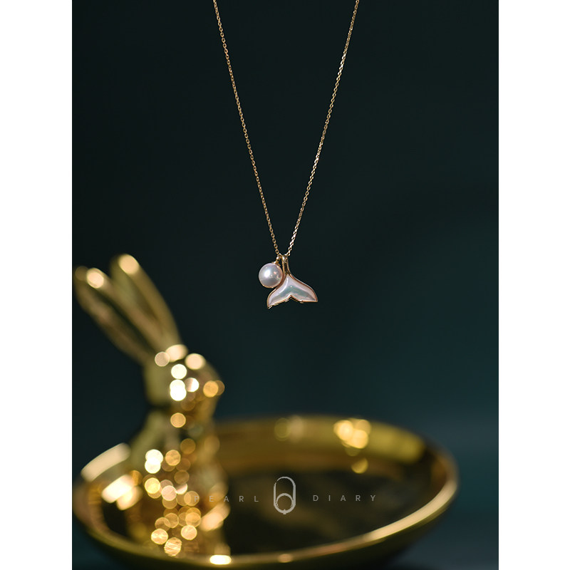 (Mermaid Love) 18k Gold Seawater White Butterfly Shell Dolphin Tail Pearl Pendant Pearl
