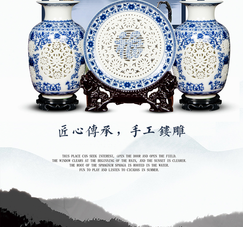 Jingdezhen ceramics hollow - out floret bottle three - piece suit of blue and white porcelain flower arranging Chinese wine sitting room adornment is placed