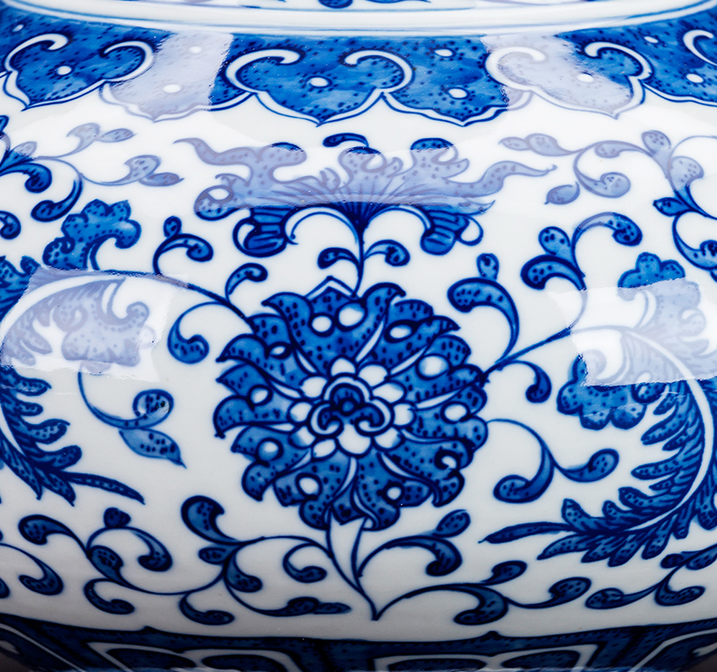 Jingdezhen ceramic hand - made of blue and white porcelain vases, flower arrangement Chinese style household living room TV cabinet decoration decoration