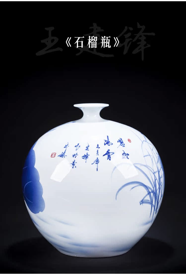 Jingdezhen ceramic hand - made of new Chinese blue and white porcelain vase pomegranate bottle place to live in the living room TV cabinet decoration