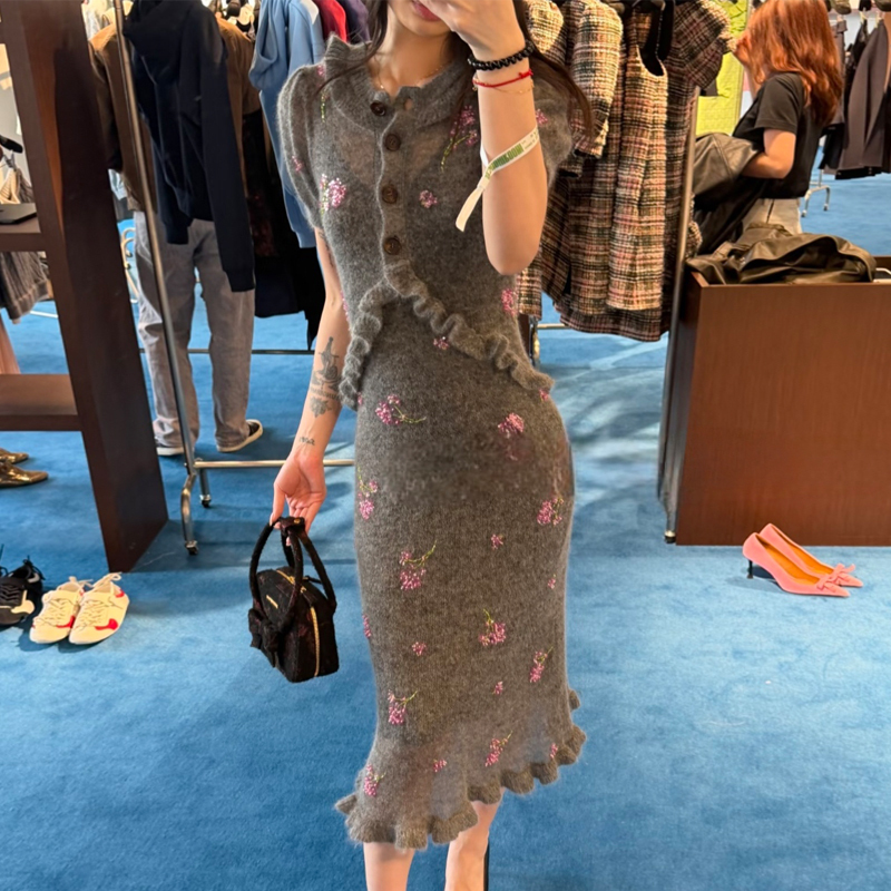 2026 Autumn and Winter New Fashion Slim Fit Stretch Two-Piece Knitted Skirt Puff Sleeve Beaded Floral Dress for Women 2026 Autumn and Winter New Fashion Slim Fit Stretch Two-Piece Knitted Skirt Puff Sleeve Beaded Floral Dress for Women