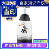 Нажмите на чеснок, похлопайте фрагменты ножа, избивайте чеснок и кухон