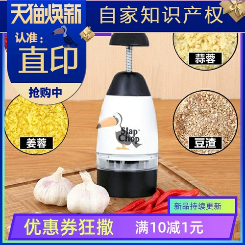 Нажмите на чеснок, похлопайте фрагменты ножа, избивайте чеснок и кухон