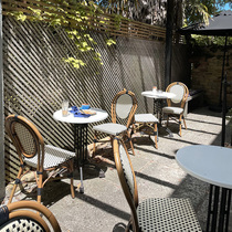 Table de style en plein air et chaises Balcony chaise en rotin chaise en rotin Trois jeux Salle à café Milk Tea Shop Folk extérieur Rétro-salle à manger