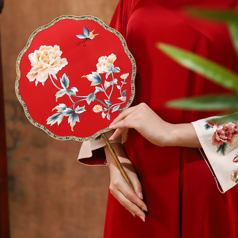 Suzhou embroidery happy fan double-sided embroidery wedding fan ancient style group fan Suzhou embroidered beauty Chinese wedding bride Xiuhe clothing palm fan