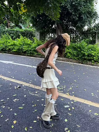 Rose Live2024 Новая леопардовая мода Универсальная мужчина и женщины складывания, церковь, глифные тела с глифом на плече