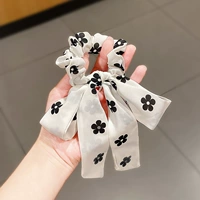 В форме цветка, белый