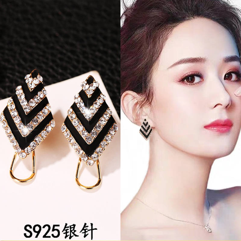 Explosive earrings 2021 new fashion niche round face thin atmosphere earrings Korean temperament high-end personality earrings