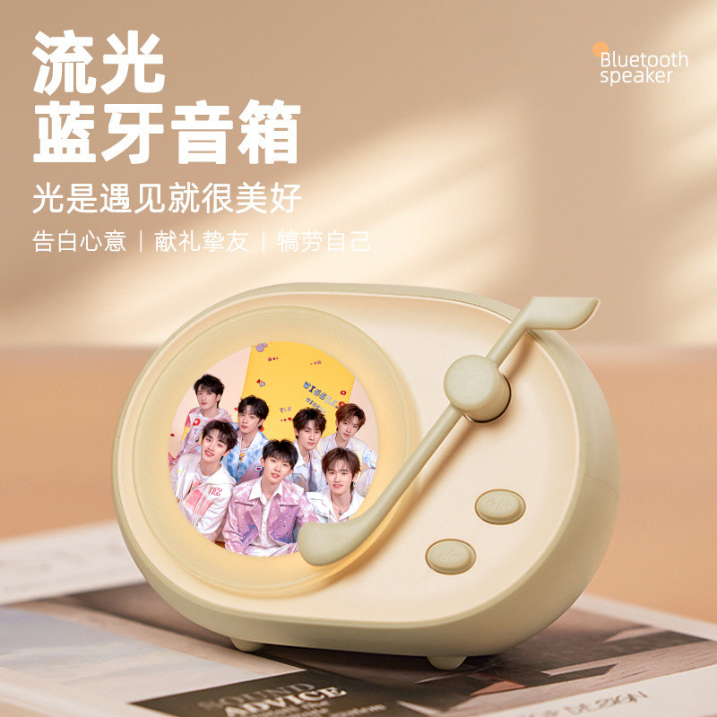 Teens in Times (TNT) メンバーの Ma Jiaqi、Liu Yaowen、Song Yaxuan、Zhang Zhenyuan、Ding Chengxin の Bluetooth スピーカーを誕生日プレゼントとしてプレゼント