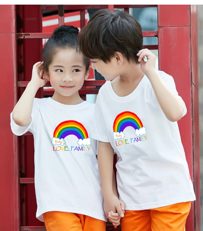 Bố mẹ sắp đặt hè 2018 gia đình mới gia đình bốn người gia đình ba gia đình mặc mẹ và con gái mẹ áo thun ngắn tay