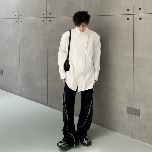 Чистая рубашка для мальчиков красивые и холодные, датчик высокого уровня, куртка на плече, ученики старших классов, ниша, белая рубашка на плече