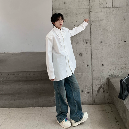 Чистая рубашка для мальчиков красивые и холодные, датчик высокого уровня, куртка на плече, ученики старших классов, ниша, белая рубашка на плече