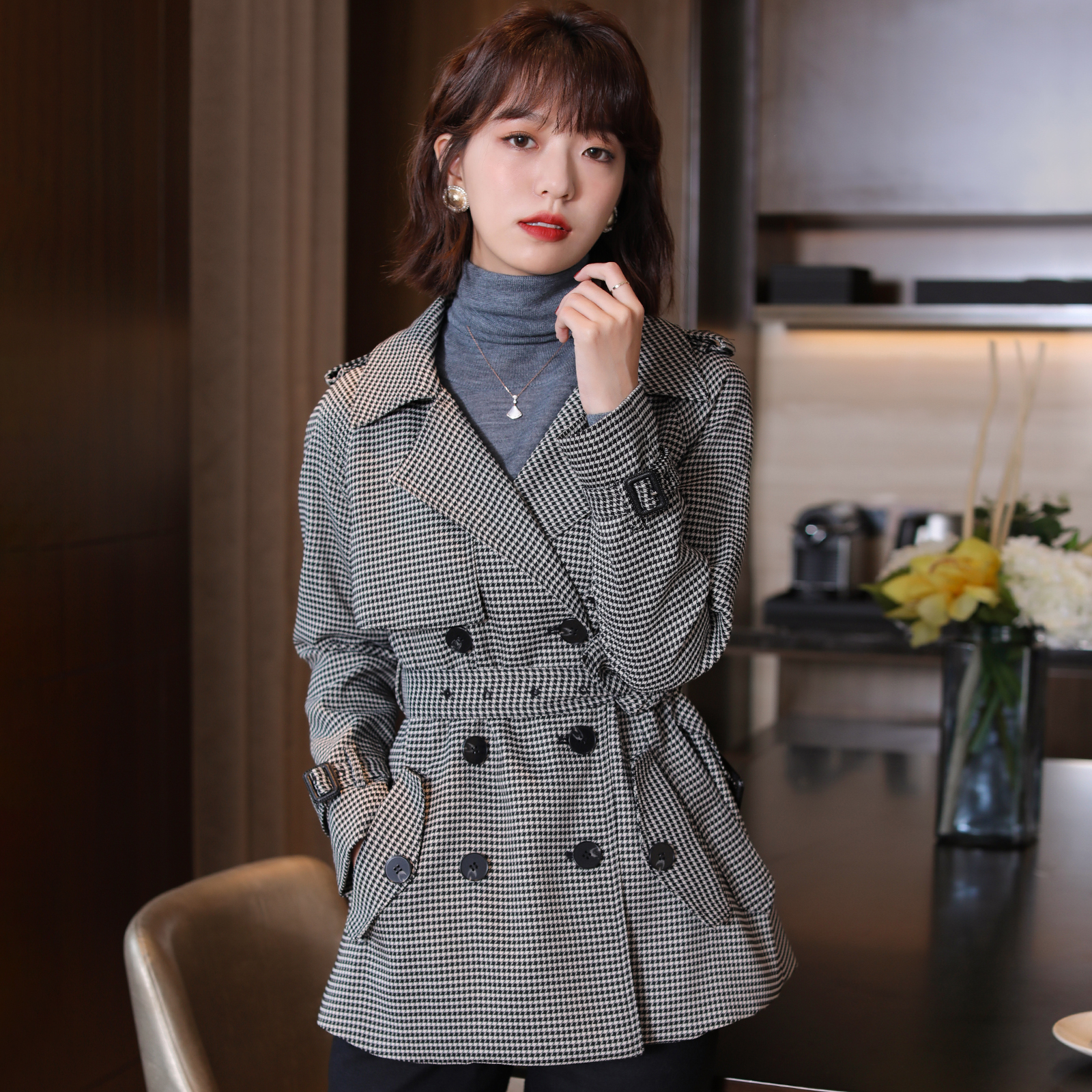 Retro and elegant high-end double-breasted trench coat women's 2022 new classic fashionable houndstooth temperament coat