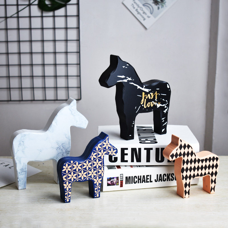 Nordic Trojan Horse Pendulum Pieces Solid Wood Home Living Room Handmade Wooden Craft Gift Hem Accessories Book Room Desk Face Decorations Furnishing