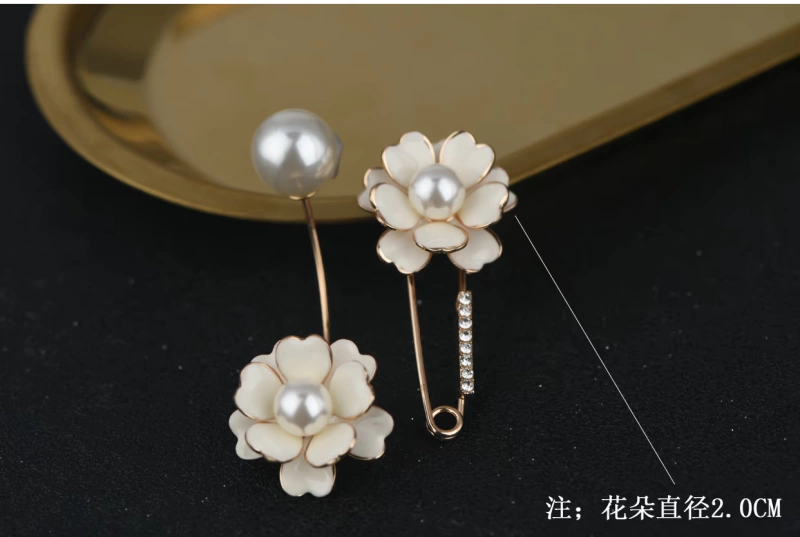 Camellia Trâm Hàn Pin nhỏ Pin khí quyển sang trọng Áo len cổ chữ V chống sáng cổ áo Pin Stud