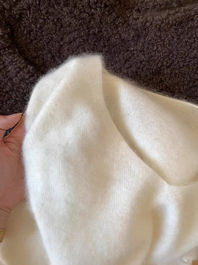 Lazy and soft white v-neck raccoon velvet sweater women's pullover autumn and winter loose old money style sweater inner top