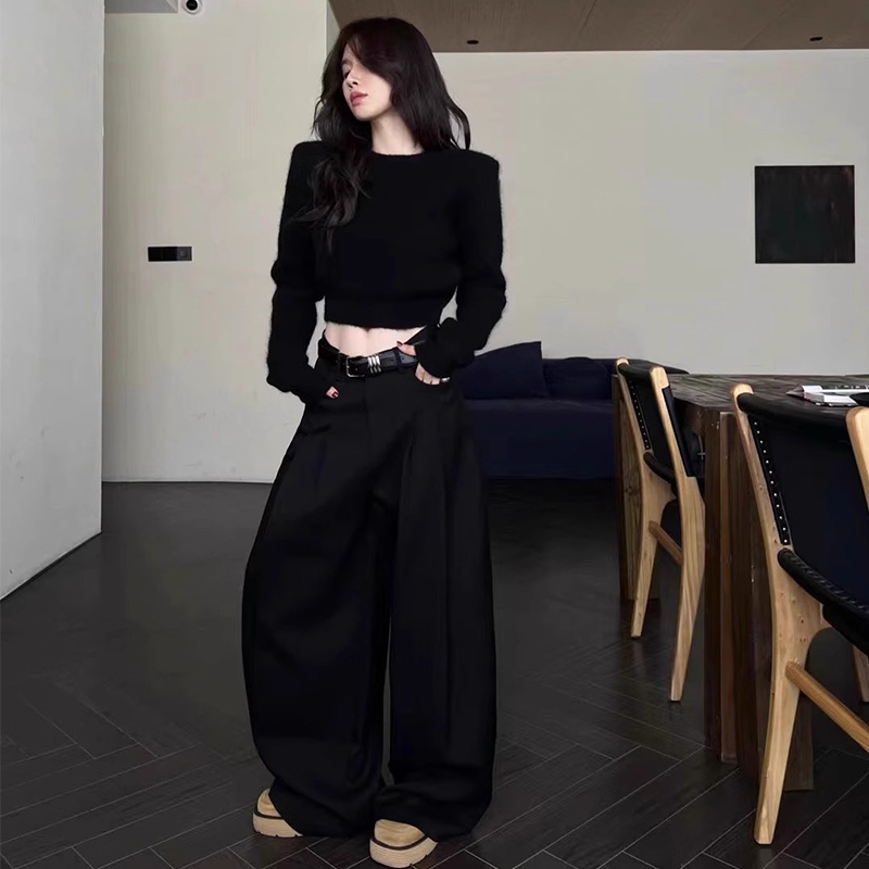 Black Short Shoulder-Padded Knit Sweater for Women, 2026 Spring and Autumn, High-End Style, Base Layer, Minimalist Top Black Short Shoulder-Padded Knit Sweater for Women, 2026 Spring and Autumn, High-End Style, Base Layer, Minimalist Top