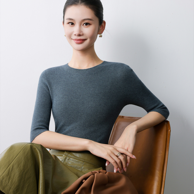 Seamless Round-Neck Half-Sleeve Knit Top for Women, Slim Fit, Solid Color, Versatile, Flattering, Suitable for Work Wear