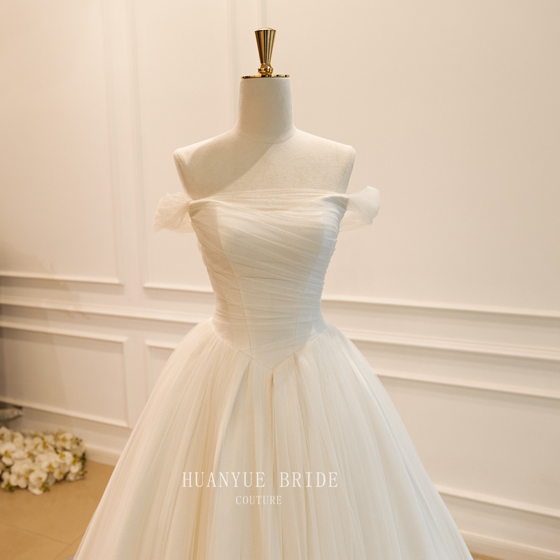 Simple and Elegant Satin Wedding Dress, Strapless, Off-The-Shoulder Satin Ball Gown with a Fashionable Design