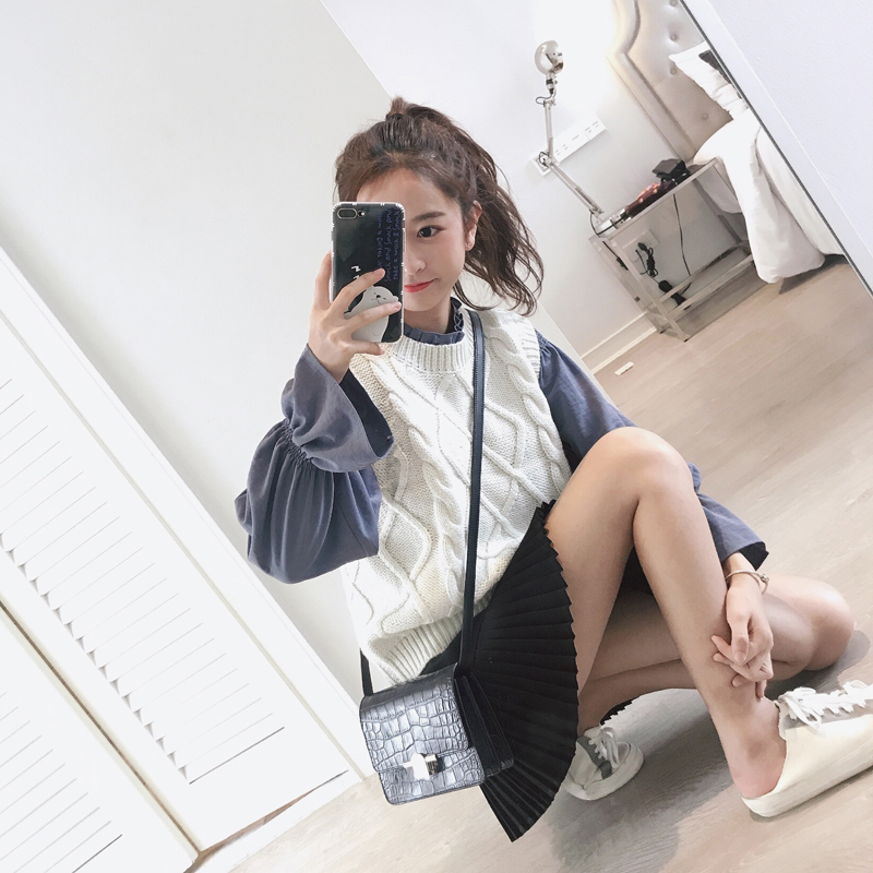 2021 early spring new college style fried street pleated skirt suit female fried street loose vest sweater two-piece set