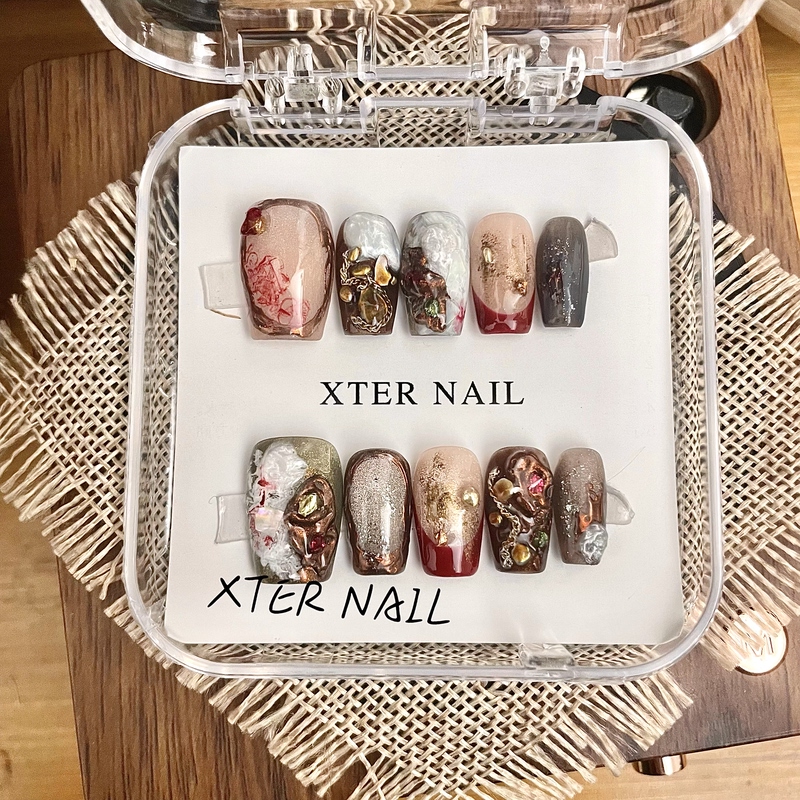 Autumn and Winter Vintage Style Gilt Retro Red Atmosphere Handmade Wearable Nail Art Finished Product Whitening Fake Nail Patches Nail Tips