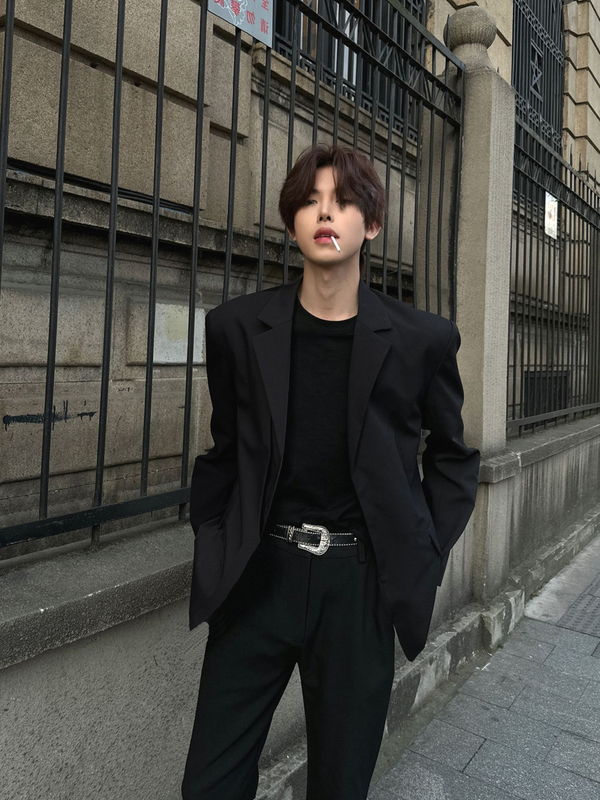 Cool and Restrained Black Suit with Shoulder Pads for Men, Trendy Internet Celebrity Style, Single-Breasted Casual Versatile Small Suit Cool and Restrained Black Suit with Shoulder Pads for Men, Trendy Internet Celebrity Style, Single-Breasted Casual Versatile Small Suit