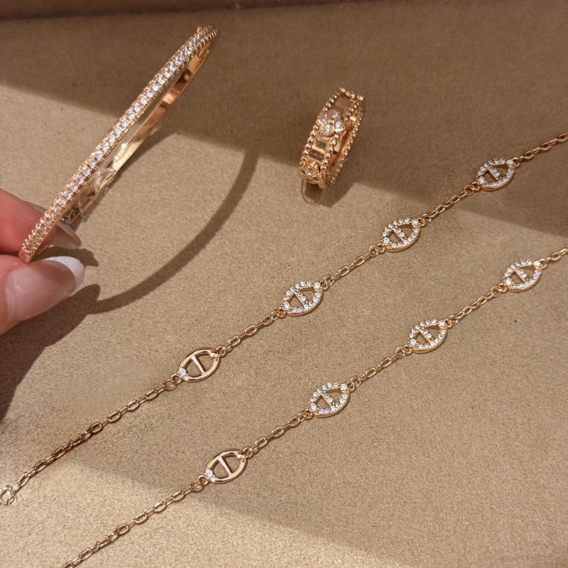 Exquisite Stacking~ Rose Gold Pig Nose Diamond-Encrusted Bracelet for Women, Light Luxury Niche Exquisite High-End Coco Diamond Bracelet Exquisite Stacking~ Rose Gold Pig Nose Diamond-Encrusted Bracelet for Women, Light Luxury Niche Exquisite High-End Coco Diamond Bracelet