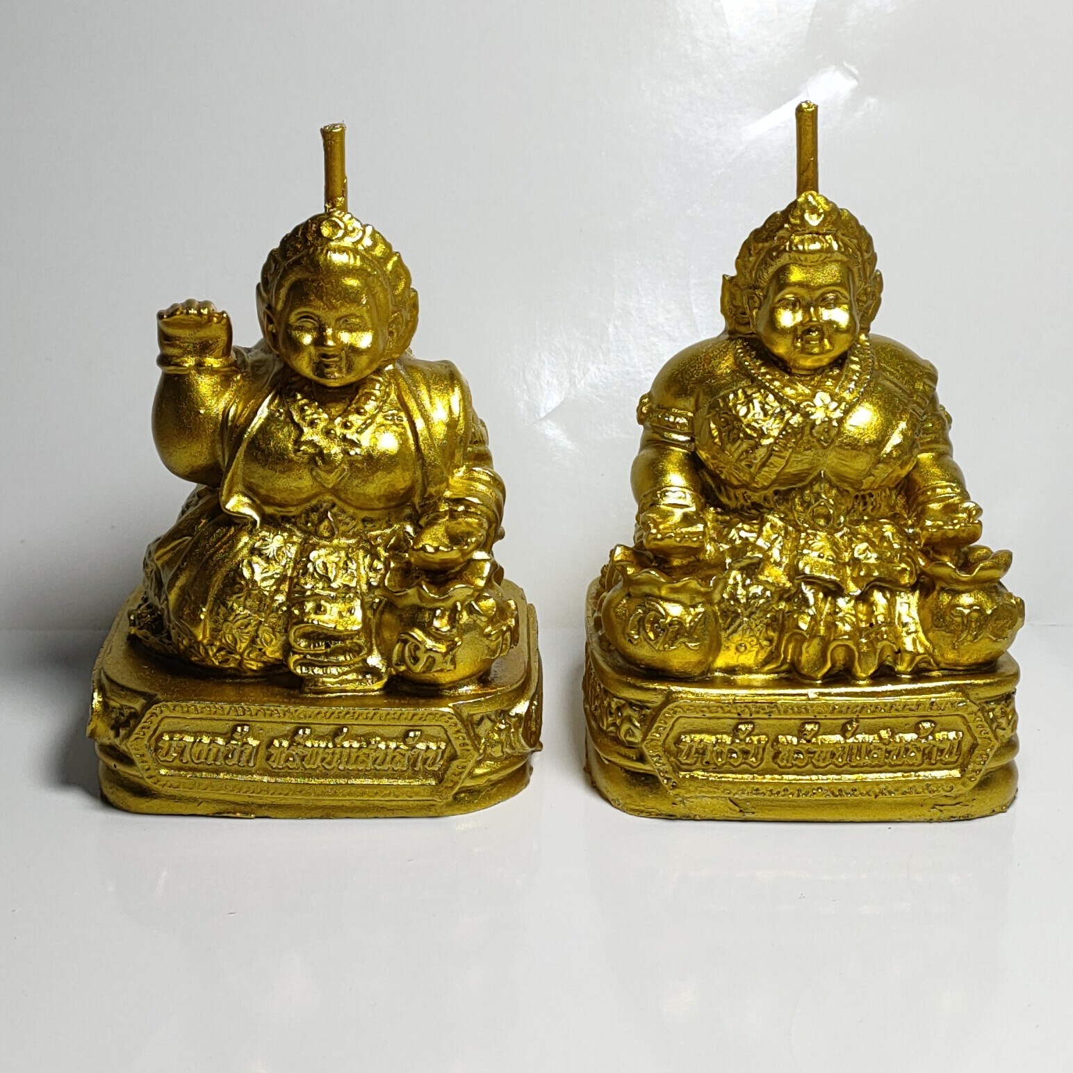 The candle color can be customized to the color