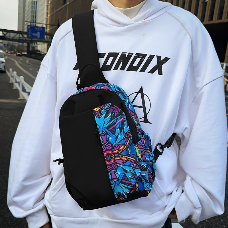 おしゃれでかっこいい男の子用メッセンジャーバッグ。子供用、中・大サイズの子供用、ハンサムなアウトドアスポーツ旅行用、ワンショルダーの小さなバックパック。