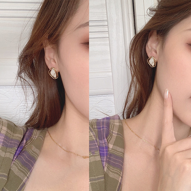 Korea Dongdaemun geometric shell ear ring Pearl personality wild exquisite earrings Cold wind simple ear ornaments ear pins