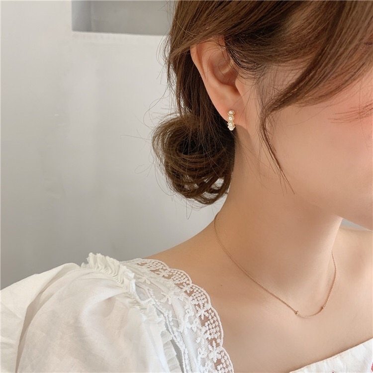 Korea Dongdaemun jewelry PAPARAZZI earrings Fashion texture half ring rhinestone pearl earrings girl style