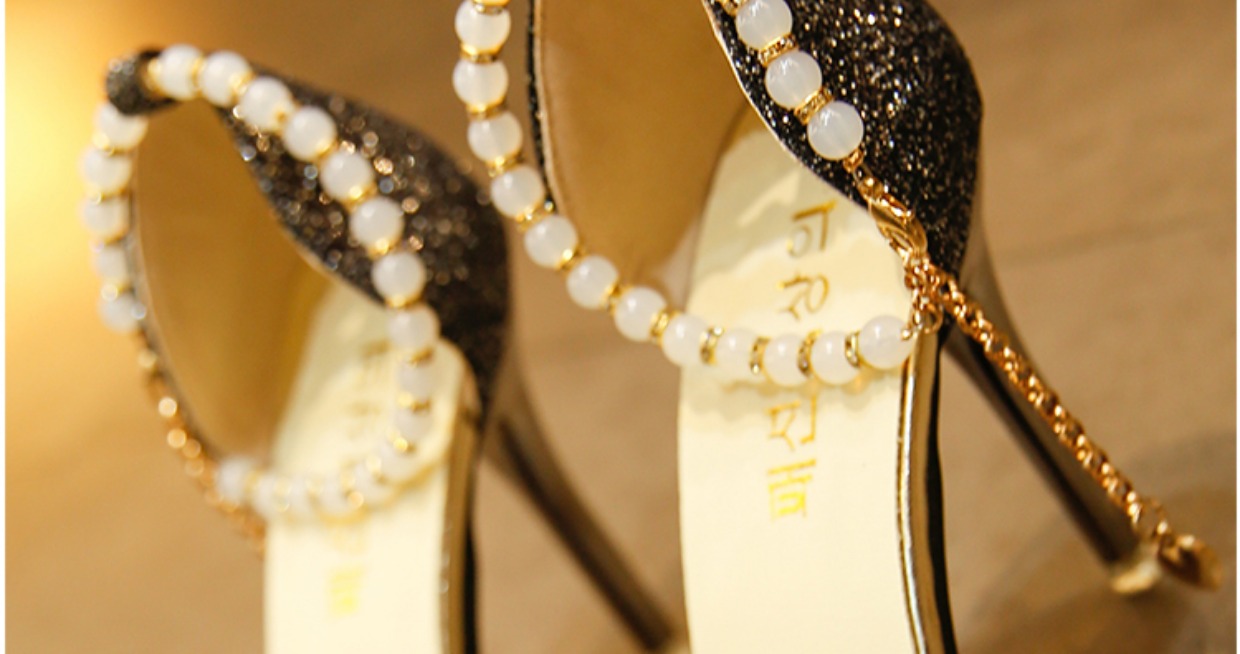 Mùa hè của phụ nữ dép pha lê sequin nhọn cao gót stiletto nông từ khóa với giày đơn rỗng giày cưới cô dâu sandal đế cao