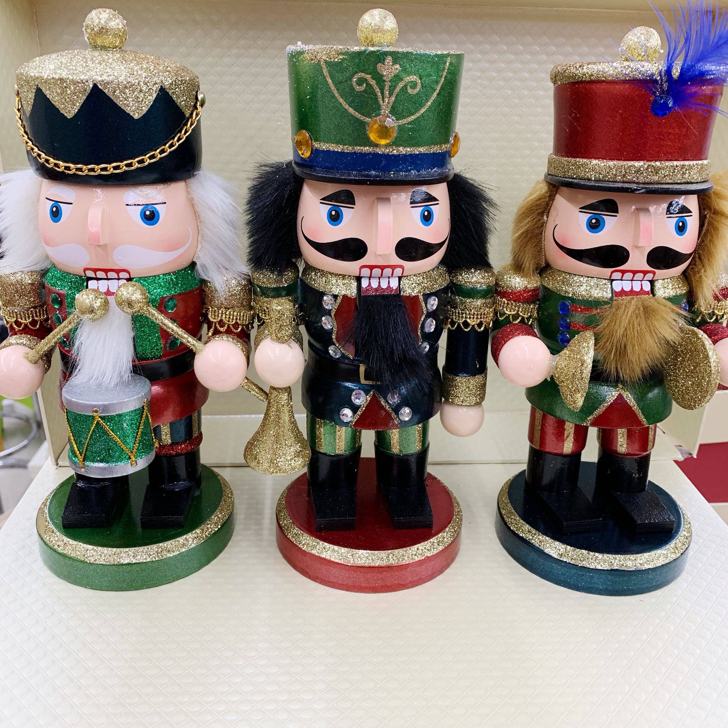 Big fat walnut clamp European puppet soldier to put gift popular retro decoration Christmas 23CM red drum