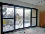 凤铝 Сверхпрочная, устойчивая к тайфунам, напольная раздвижная дверь с тремя направляющими и сеткой. Герметизация окна. Балконная дверь и окно из алюминиевого сплава, изготовленные на заказ.