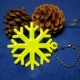 Желтая подвеска, со снежинками