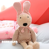 Розовая красная розовая шляпа с полосатой рубашкой коричневый кролик