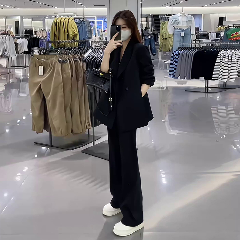 Черный маленький костюм-пиджак женский 2025 ранней весной и осенью новый высококачественный повседневный костюм-двойка из двух частей