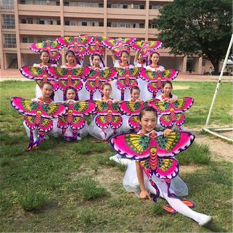 The higher kite props flying by the dance on June 1, the butterfly children's day kite stage performance, holding a dream kite