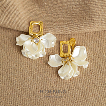 Advanced Senses Geometric Gilded Petals Pearls Pendant Temperament Holiday Ear Decorated mosquito coil Ears Clips small crowdsourced light extravagant design