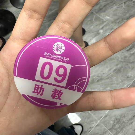 如何定制独一无二的5.8CM直径圆形志愿徽章？